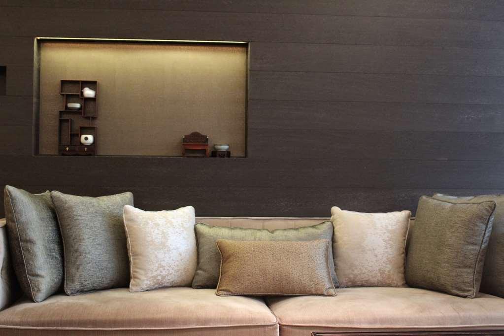 فندق تانجلا بروكسل Kraainem المطعم الصورة A sofa with cushions