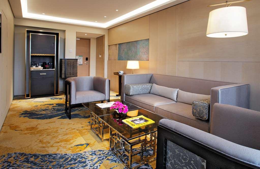 فندق تانجلا بروكسل Kraainem المظهر الخارجي الصورة The living room of a suite at the Ritz-Carlton, Singapore